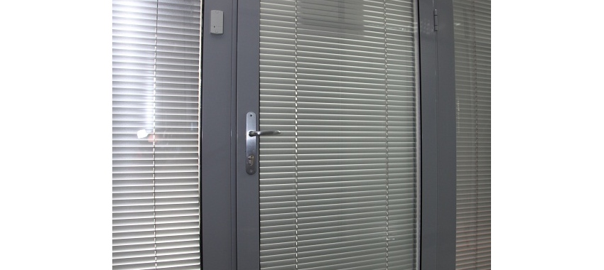 Алюминиевые двери - фото с сайта Коктем Дизайн