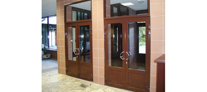 Двери входные коричневые со стеклом - фото с сайта Коктем Дизайн